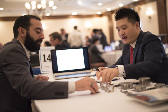 작년 9월 미국 디트로이트에서 열린 '한국 자동차부품 플라자(KAP)' 행사에서 국내 참가기업과 미국 현지 바이어가 1대 1 수출 상담을 하고 있다. KAP는 코트라가 해외에서 주최하는 우리 자동차부품 전문 수출상담회다. <코트라 제공>